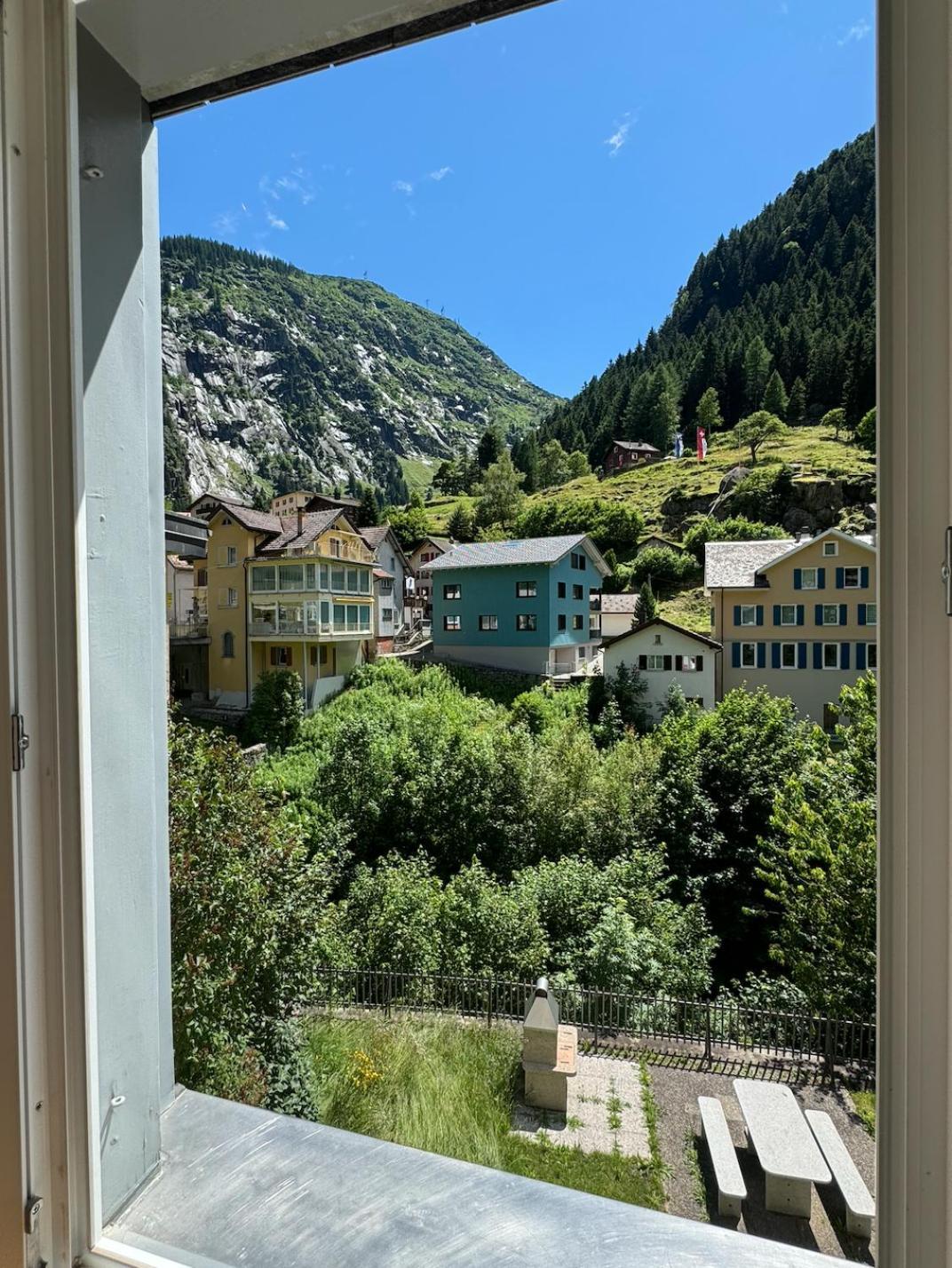 Alpine Haus Apartment Goschenen Bagian luar foto