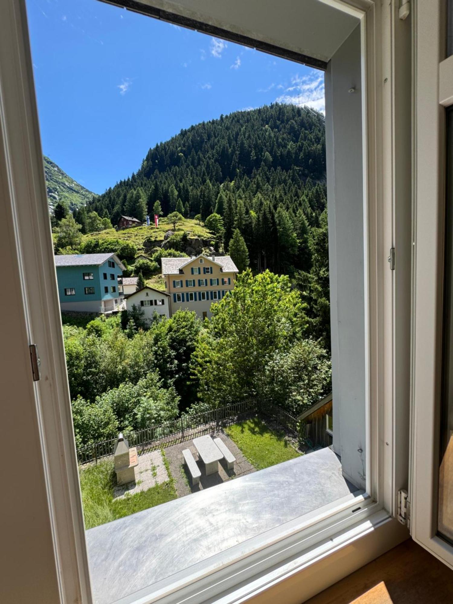Alpine Haus Apartment Goschenen Bagian luar foto